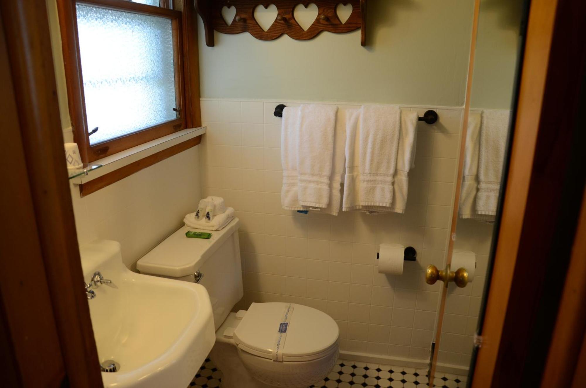 Ludington Blue Spruce Inn Экстерьер фото